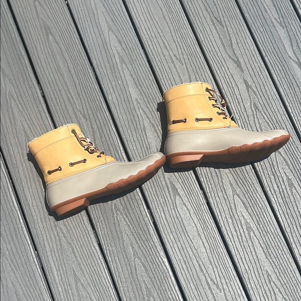 ❄️ Tan and Gray Lined Duck Boots - Picture 4 of 6